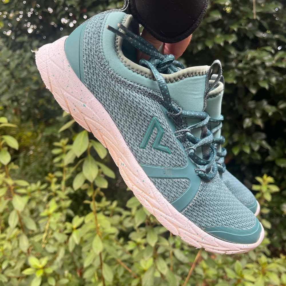 Vionic Teal /green color Athletic Women's Shoes. women’s 8
Good condition,